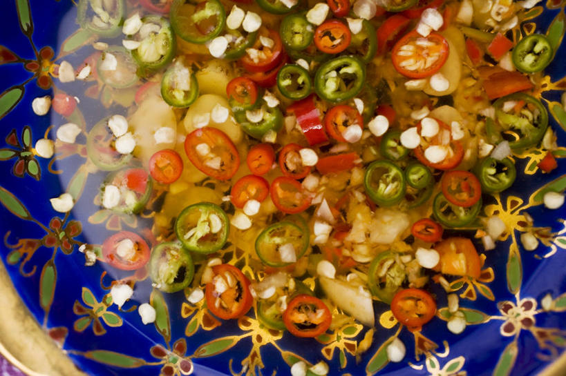 无人,横图,俯视,室内,特写,白天,餐桌,桌子,辣椒,蔬菜,餐具,一堆,许多,阴影,堆叠,堆积,新鲜,反射,碟子,盘,影子,调味,香料,佐料,食品,食物,红色,绿色,盘子,碟,有机食品,绿色食品,餐台,堆,配料,辣角,红海椒,大椒,辣虎,广椒,作料,辣子,红辣椒,海椒,番椒,彩图,高角度拍摄