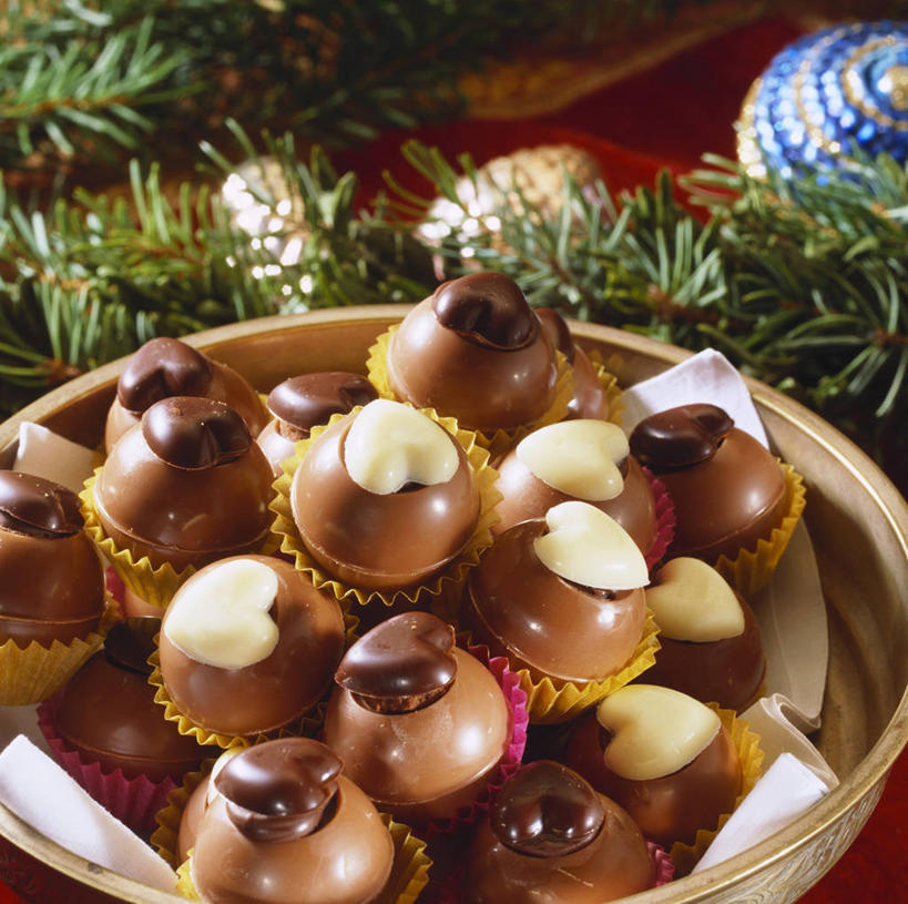 无人,横图,俯视,室内,特写,白天,餐桌,桌子,圣诞节,阴影,节日,庆祝,装饰,反射,挂饰,影子,食品,糖,糖果,甜点,甜品,圣诞球,松露巧克力,文化,球,食物,甜食,巧克力,庆典,球体,冬青,餐台,纪念,希望,朱古力,纸托,华丽,修饰,点缀,生命,槲寄生,北寄生,桑寄生,柳寄生,黄寄生,冻青,寄生子,衬托,美观,雅致,雅观,丰饶,蛋糕托,蛋糕托纸,蛋糕纸托,彩图,高角度拍摄