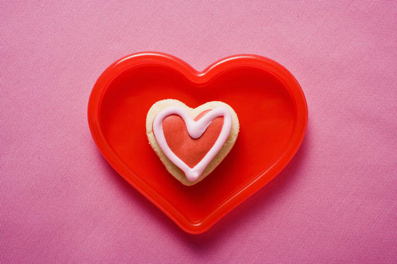 点心,无人,横图,俯视,室内,特写,白天,爱情,餐桌,桌子,餐具,一块,阴影,红色背景,爱心,反射,碟子,盘,影子,食品,曲奇,浪漫,食物,红色,盘子,碟,饼干,零食,温暖,温馨,心形,恩爱,摄影,影棚,餐台,和睦,曲奇饼,曲奇饼干,心型,彩图,高角度拍摄,影棚拍摄,拍摄,融洽