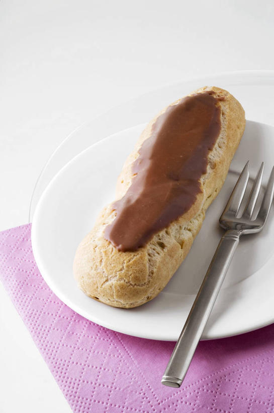 点心,面包,无人,竖图,俯视,室内,特写,白天,白色背景,餐桌,桌子,餐具,一把,一块,阴影,反射,布料,叉子,碟子,盘,影子,食品,糖,糖果,面点,甜点,甜品,布纹,桌布,食物,糕点,白色,盘子,餐巾,碟,台布,果酱,甜食,巧克力,摄影,影棚,餐台,朱古力,餐叉,果子酱,进餐用具,彩图,高角度拍摄,影棚拍摄,拍摄