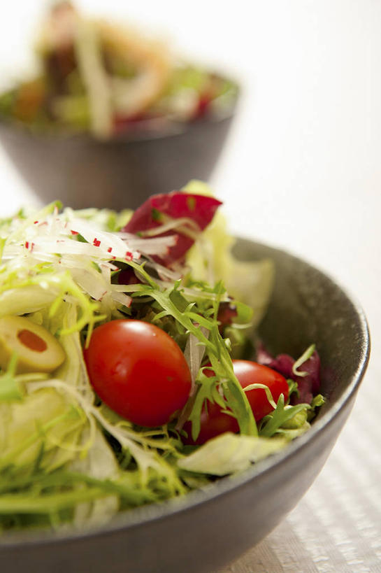 无人,竖图,俯视,室内,特写,白天,爱情,餐桌,桌子,蒲公英,萝卜,蔬菜,西红柿,小番茄,一堆,许多,阴影,堆叠,堆积,朦胧,模糊,新鲜,反射,木制,影子,生食,蔬菜沙拉,沙拉,食品,色拉,沙律,食物,两个,红色,木制品,容器,碗,有机食品,绿色食品,水萝卜,餐台,色拉酱,储藏,堆,储存,千岛酱,开朗,小西红柿,樱桃小番茄,珍珠小番茄,蒲公草,尿床草,樱桃番茄,圣女果,番茄,彩图,高角度拍摄,贮存