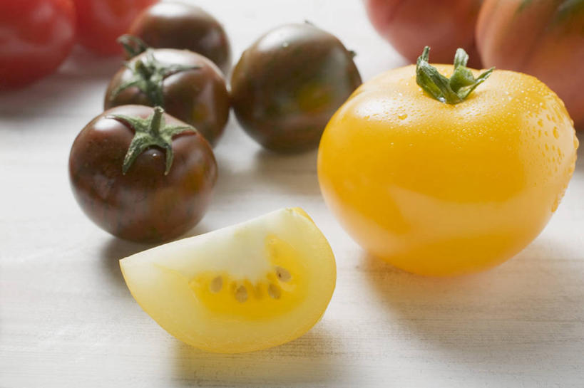 无人,横图,俯视,室内,特写,白天,白色背景,餐桌,桌子,蔬菜,西红柿,许多,阴影,朦胧,模糊,新鲜,反射,影子,食品,食物,黄色,红色,摄影,有机食品,绿色食品,影棚,餐台,番茄,彩图,高角度拍摄,影棚拍摄,拍摄