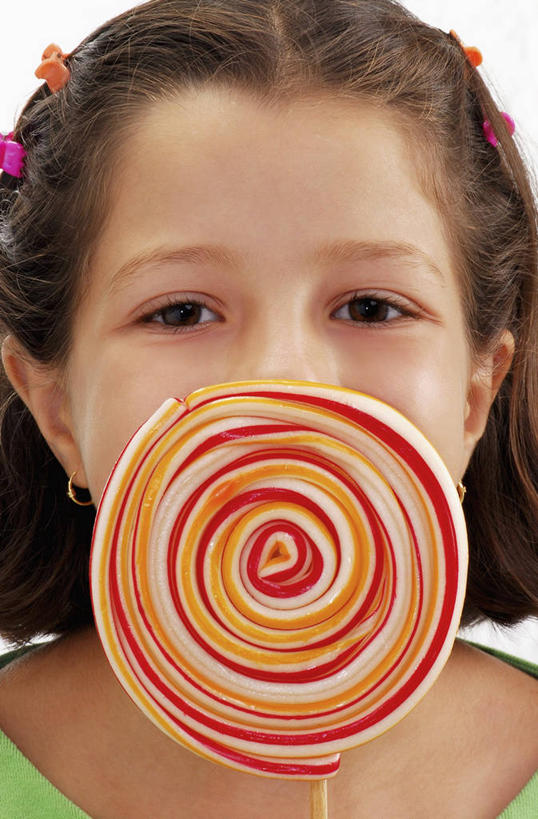 西方人,儿童,头发,一个人,站,竖图,室内,特写,白天,白色背景,正面,纯洁,欧洲,欧洲人,仅一个女性,仅一个人,阴影,服装,反射,棒棒糖,影子,食品,糖,糖果,甜点,甜品,棕色,注视,休闲装,食物,一个,小孩,衣服,甜食,观察,看,站着,仅一个小孩,休闲,辫子,休闲服,可爱,童年,童趣,遮,遮掩,摄影,服饰,影棚,单个,观看,察看,掩盖,遮挡,关注,童真,烂漫,无邪,波板糖,遮盖,掩饰,天真,女孩,女人,女性,白种人,孩子,直发,站立,半身,彩图,影棚拍摄,拍摄,短发,女生