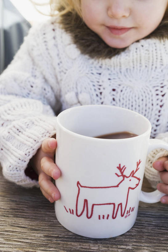 西方人,儿童,手,一个人,坐,竖图,俯视,室内,特写,白天,毛衣,幸福,纯洁,餐桌,桌子,哺乳动物,鹿,野生动物,杯子,欧洲,圣诞节,欧洲人,双手,仅一个女性,仅一个人,握,阴影,节日,庆祝,装饰,反射,瓷器,影子,咖啡杯,陶瓷制品,一杯,文化,一个,小孩,白色,动物,仅一个小孩,庆典,手部,热巧克力,可爱,童年,童趣,握着,活泼,单个,餐台,纪念,华丽,修饰,吉祥,点缀,瓷杯,线衫,童真,烂漫,无邪,热可可,美禄,热朱古力,衬托,美观,雅致,雅观,进取,角鹿,天真,女孩,女人,女性,白种人,孩子,驯鹿,坐着,半身,彩图,高角度拍摄,绒衣,套衫,套头毛衣,线衣,女生