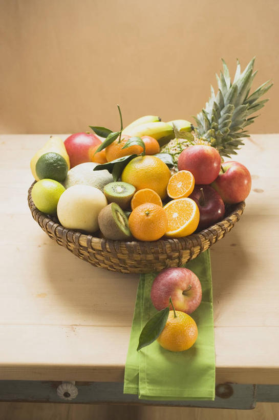 无人,交叉,竖图,俯视,室内,特写,白天,餐桌,桌子,竹子,菠萝,柑橘,水果,一堆,许多,阴影,堆叠,堆积,竹制,新鲜,编织,反射,布料,篮子,影子,生食,食品,果实,布纹,桌布,食物,一个,餐巾,竹篮,台布,橙色,有机食品,绿色食品,单个,餐台,竹条,堆,交织,竹制品,酸橙,代代,穿插,橘子,桔子,凤梨,橙子,橙,彩图,高角度拍摄