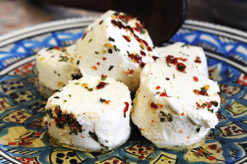 奶酪,无人,横图,俯视,室内,特写,白天,烹饪,西餐,餐桌,桌子,辣椒,餐具,阴影,朦胧,模糊,反射,碟子,盘,影子,调味,香料,佐料,干酪,起司,料理,食品,芝士,营养,菜肴,美食,食物,白色,盘子,碟,乳酪,西式,佳肴,餐台,配料,乳制品,发酵,辣角,红海椒,大椒,辣虎,广椒,作料,辣子,红辣椒,海椒,番椒,彩图,高角度拍摄