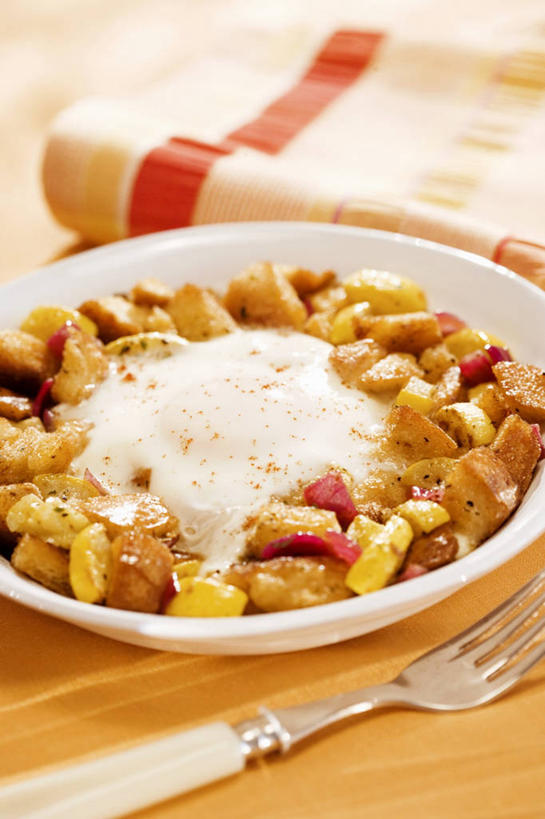 无人,竖图,俯视,室内,特写,白天,烹饪,西餐,餐桌,桌子,蔬菜,土豆,餐具,一把,一堆,许多,阴影,堆叠,堆积,朦胧,模糊,新鲜,反射,布料,叉子,影子,陶瓷,蛋,鸡蛋,料理,食品,陶瓷制品,布纹,菜肴,美食,桌布,食物,一个,白色,餐巾,容器,台布,碗,西式,佳肴,有机食品,绿色食品,单个,餐台,储藏,堆,储存,餐叉,馍馍蛋,卵,进餐用具,洋芋,山药蛋,马铃薯,彩图,高角度拍摄,贮存