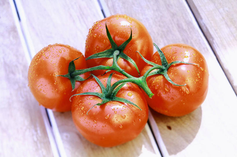 无人,横图,俯视,室内,特写,白天,水,餐桌,桌子,蔬菜,西红柿,阴影,新鲜,反射,木制,液体,影子,水滴,食品,食物,红色,木制品,四个,有机食品,绿色食品,餐台,番茄,彩图,高角度拍摄