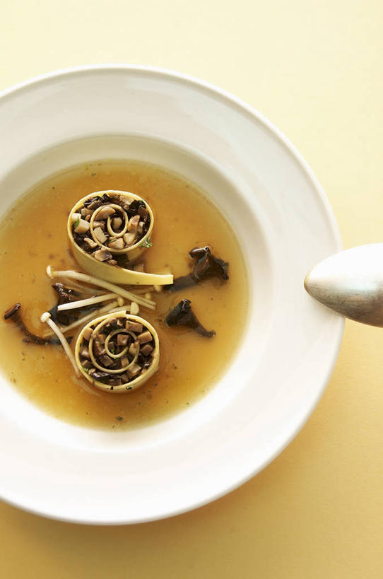 无人,竖图,俯视,室内,特写,白天,烹饪,西餐,餐桌,桌子,蔬菜,阴影,新鲜,反射,影子,陶瓷,菌菇,蘑菇,肉,汤,料理,食品,陶瓷制品,菌类,菜肴,美食,肉类,食物,一个,白色,容器,碗,食用菌,西式,摄影,佳肴,有机食品,绿色食品,影棚,单个,餐台,储藏,储存,肉食,彩图,高角度拍摄,影棚拍摄,拍摄,贮存