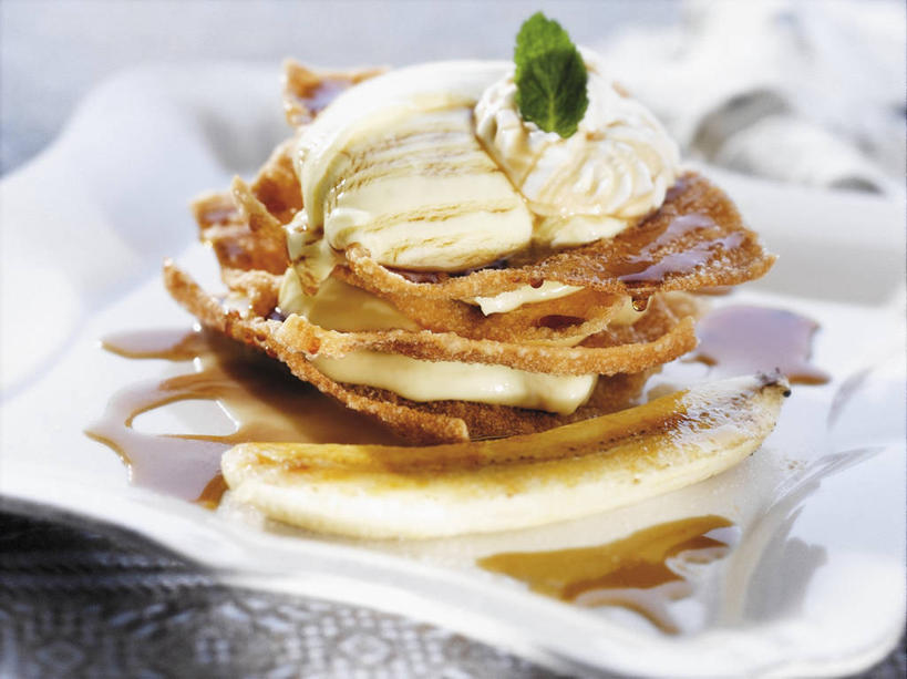 点心,无人,横图,俯视,室内,特写,白天,餐桌,桌子,香蕉,餐具,水果,叶子,阴影,朦胧,模糊,新鲜,反射,碟子,盘,影子,调料,酱料,酱汁,生食,佐料,薄荷,食品,布丁,甜点,甜品,果实,绿叶,银丹草,调味品,调味料,酱,食物,白色,盘子,碟,果冻,甜食,零食,嫩叶,有机食品,绿色食品,餐台,啫喱,斑叶凤梨薄荷,苹果薄荷,夜息香,叶,叶片,甘蕉,彩图,高角度拍摄