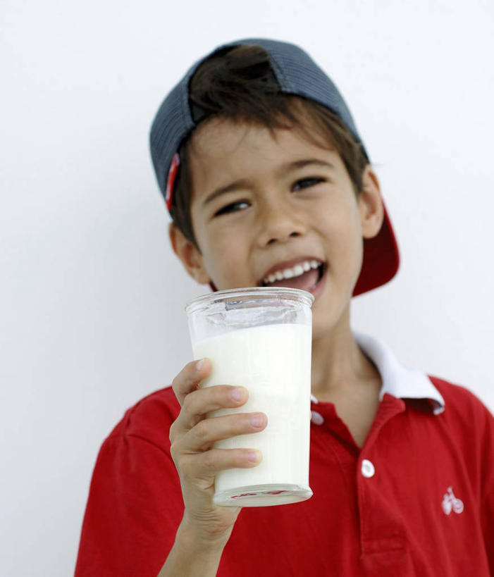 牛奶,西方人,儿童,手,一个人,站,笑,微笑,露齿笑,竖图,室内,白天,白色背景,正面,纯洁,杯子,帽子,欧洲,欧洲人,仅一个男性,仅一个人,握,阴影,服装,反射,影子,饮品,一杯,营养,注视,休闲装,运动帽,玻璃制品,饮料,小孩,衣服,红色,水杯,观察,看,站着,仅一个小孩,休闲,手部,休闲服,鸭舌帽,可爱,童年,童趣,握着,摄影,服饰,影棚,观看,单手,察看,乳制品,奶,牛乳,关注,童真,烂漫,无邪,一顶,安神,天真,男孩,男人,男性,白种人,孩子,玻璃杯,站立,半身,彩图,影棚拍摄,拍摄,男生