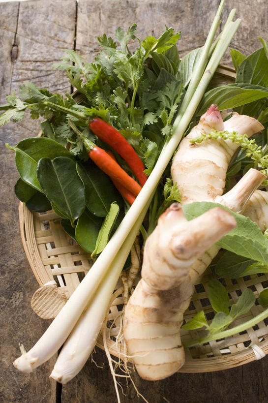 无人,交叉,竖图,俯视,室内,特写,白天,植物,餐桌,桌子,竹子,辣椒,一堆,许多,阴影,堆叠,堆积,竹制,编织,反射,木制,篮子,影子,调味,香料,佐料,草药,药草,香茅,柠檬草,中药,一个,红色,木制品,竹篮,单个,餐台,竹条,堆,交织,竹制品,药材,中草药,高良姜,辣角,红海椒,大椒,辣虎,广椒,中药材,本草,作料,穿插,风姜,枫姜,高凉姜,良姜,蛮姜,小良姜,辣子,红辣椒,海椒,番椒,彩图,高角度拍摄