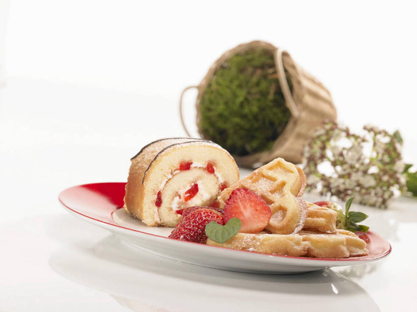 点心,无人,交叉,横图,俯视,室内,特写,白天,白色背景,下午茶,餐桌,桌子,竹子,草莓,浆果,餐具,水果,阴影,竹制,朦胧,模糊,新鲜,编织,反射,碟子,篮子,盘,影子,生食,食品,果实,食物,糕点,红色,盘子,竹篮,碟,摄影,有机食品,绿色食品,影棚,餐台,竹条,交织,竹制品,蛋糕卷,华夫饼,海绵蛋糕,瑞士卷,窝夫,格子饼,华夫,格仔饼,压花蛋饼,穿插,戚风蛋糕,洋莓,水果皇后,红莓,地莓,彩图,高角度拍摄,影棚拍摄,拍摄,蛋糕