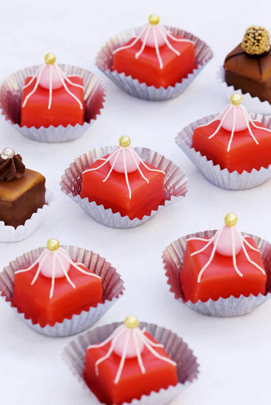 点心,无人,竖图,俯视,室内,特写,白天,白色背景,下午茶,餐桌,桌子,许多,阴影,装饰,反射,影子,食品,褐色,食物,糕点,排列,红色,摄影,影棚,餐台,纸托,华丽,修饰,点缀,衬托,美观,雅致,雅观,摆列,纸杯蛋糕,纸托蛋糕,蛋糕托,蛋糕托纸,蛋糕纸托,彩图,高角度拍摄,影棚拍摄,拍摄,布列,分列,蛋糕