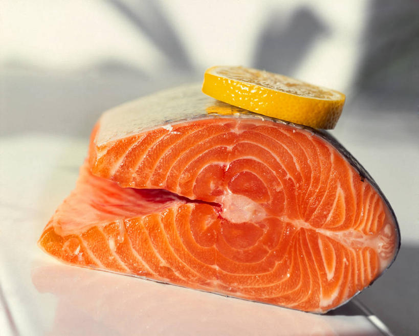 三文鱼,无人,横图,俯视,室内,特写,白天,餐桌,桌子,鲑鱼,柠檬,餐具,水果,阴影,朦胧,模糊,新鲜,反射,碟子,盘,影子,肉,生食,鱼肉,食品,果实,肉类,食物,黄色,盘子,碟,摄影,有机食品,绿色食品,影棚,餐台,大马哈鱼,横截面,剖面,肉食,撒蒙鱼,萨门鱼,冰海之皇,鲑,马哈鱼,麻哈鱼,大麻哈鱼,截面,截面图形,益母果,柠果,彩图,高角度拍摄,影棚拍摄,拍摄