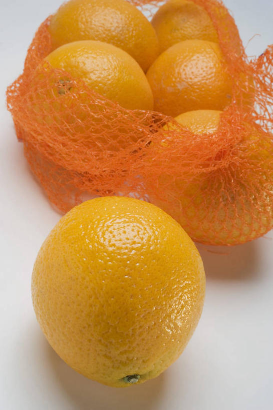 无人,竖图,俯视,室内,特写,白天,白色背景,餐桌,桌子,柑橘,袋子,水果,许多,阴影,新鲜,反射,影子,生食,食品,果实,网袋,食物,排列,一个,容器,橙色,摄影,有机食品,绿色食品,影棚,单个,餐台,储藏,储存,摆列,橘子,桔子,橙子,橙,彩图,高角度拍摄,影棚拍摄,拍摄,布列,分列,贮存