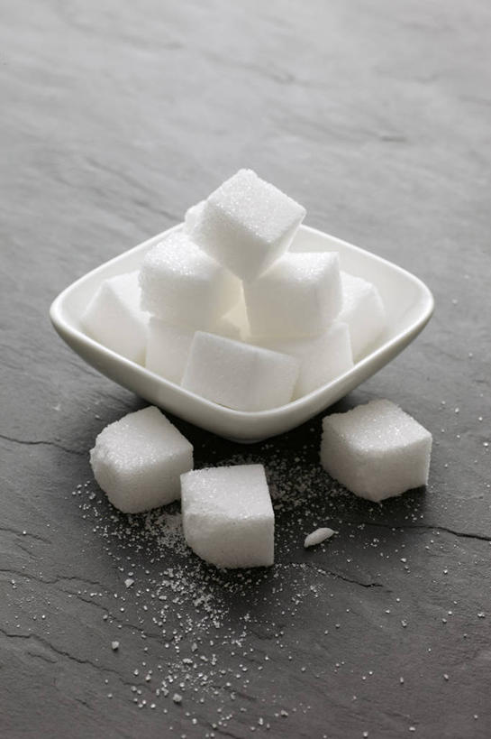 无人,竖图,俯视,室内,特写,白天,餐桌,桌子,餐具,一堆,许多,阴影,堆叠,堆积,反射,碟子,粉末,盘,影子,调料,糖,调味品,调味料,方糖,一个,白色,盘子,碟,粉,摄影,影棚,单个,餐台,堆,粉状,半方糖,白方糖,彩图,高角度拍摄,影棚拍摄,拍摄