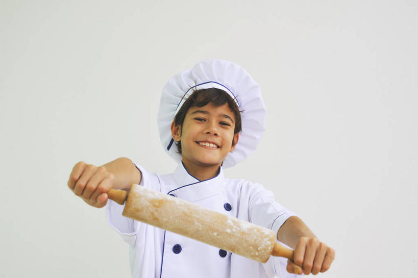 西方人,儿童,一个人,站,笑,微笑,露齿笑,横图,室内,白天,白色背景,正面,工作服,制服,纯洁,帽子,欧洲,欧洲人,仅一个男性,仅一个人,握,阴影,反射,木制,粉末,擀面杖,棍子,影子,面粉,粮食,注视,一个,小孩,白色,木制品,观察,看,站着,仅一个小孩,粉,可爱,童年,童趣,握着,摄影,影棚,单个,观看,农产品,察看,关注,厨师帽,童真,烂漫,无邪,原材料,一顶,粉状,工作制服,天真,男孩,男人,男性,白种人,孩子,站立,半身,彩图,影棚拍摄,工作套服,拍摄,男生