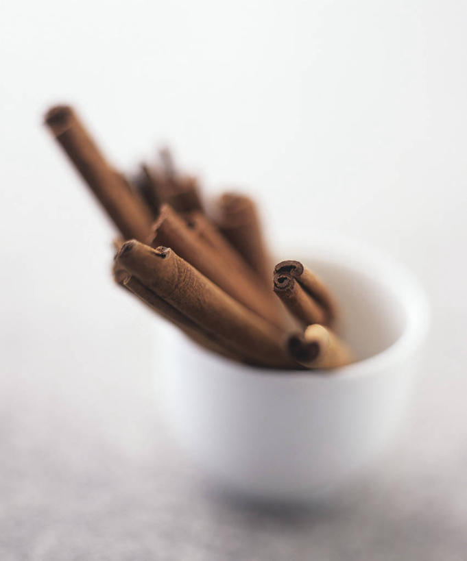 无人,竖图,俯视,室内,特写,白天,白色背景,餐桌,桌子,许多,阴影,朦胧,模糊,反射,影子,陶瓷,调味,香料,佐料,褐色,陶瓷制品,肉桂,一个,白色,容器,碗,摄影,影棚,单个,餐台,储藏,配料,储存,桂皮,作料,官桂,牡桂,筒桂,香桂,玉桂,彩图,高角度拍摄,影棚拍摄,拍摄,贮存