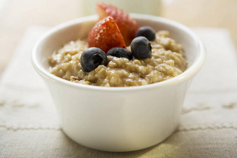 无人,横图,俯视,室内,特写,白天,早餐,餐桌,桌子,草莓,浆果,蓝莓,水果,一堆,许多,阴影,堆叠,堆积,朦胧,模糊,新鲜,反射,布料,影子,陶瓷,谷物,生食,食品,果实,陶瓷制品,布纹,美食,饮食,桌布,食物,红色,蓝色,白色,餐巾,容器,台布,碗,保健,有机食品,绿色食品,餐台,储藏,堆,麦片,储存,燕麦片,洋莓,水果皇后,山都柿,蓝浆果,蓝靛果,红莓,地莓,彩图,高角度拍摄,贮存