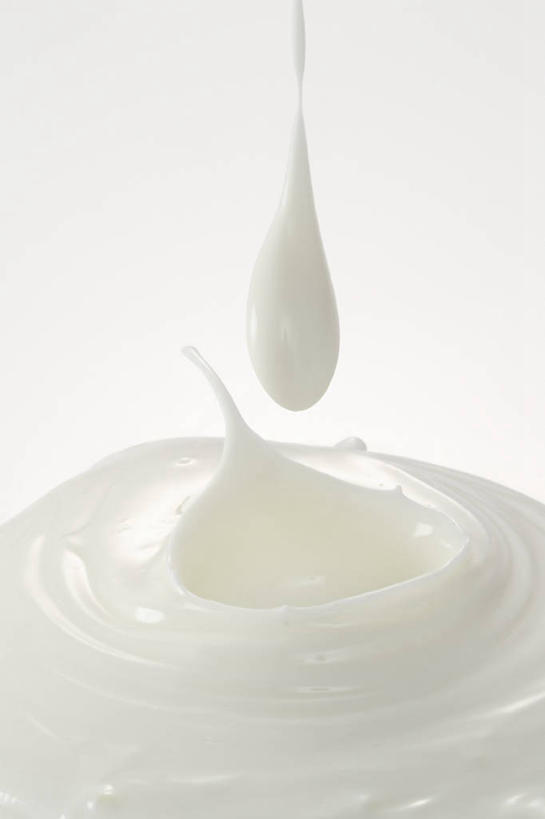 牛奶,无人,竖图,俯视,室内,特写,白天,白色背景,水,阴影,飞溅,溅,反射,液体,影子,水滴,饮品,营养,水珠,饮料,白色,摄影,影棚,卫生,乳制品,奶,牛乳,喷洒,纯真,安神,洁净,光明,恬静,中间色,朴素,清白,彩图,高角度拍摄,影棚拍摄,拍摄