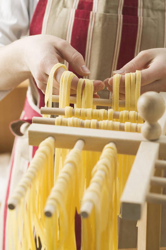 面食,面条,意大利面,西方人,手,一个人,栏杆,站,竖图,俯视,室内,特写,白天,西餐,欧洲,欧洲人,双手,仅一个年轻女性,仅一个女性,仅一个人,许多,握,阴影,服装,朦胧,模糊,反射,围裙,影子,围栏,面,料理,食品,休闲装,护栏,食物,衣服,黄色,站着,休闲,手部,休闲服,西式,握着,服饰,年轻女性,女人,女性,白种人,站立,半身,彩图,高角度拍摄