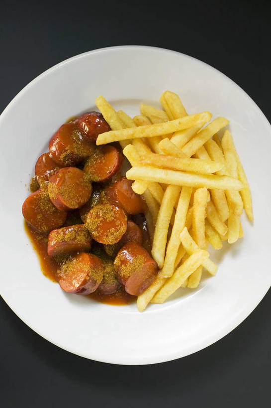 无人,竖图,俯视,室内,特写,白天,烹饪,西餐,餐桌,桌子,一堆,许多,切开,阴影,堆叠,堆积,黑色背景,反射,影子,陶瓷,调料,酱料,酱汁,茄汁,肉,香肠,佐料,料理,食品,陶瓷制品,腊肠,调味品,调味料,番茄酱,薯条,酱,菜肴,美食,肉类,食物,一个,黄色,白色,容器,碗,快餐,切,西式,摄影,佳肴,影棚,单个,餐台,储藏,堆,储存,剖面,肉食,西式快餐,垃圾食品,切面,彩图,高角度拍摄,影棚拍摄,拍摄,贮存