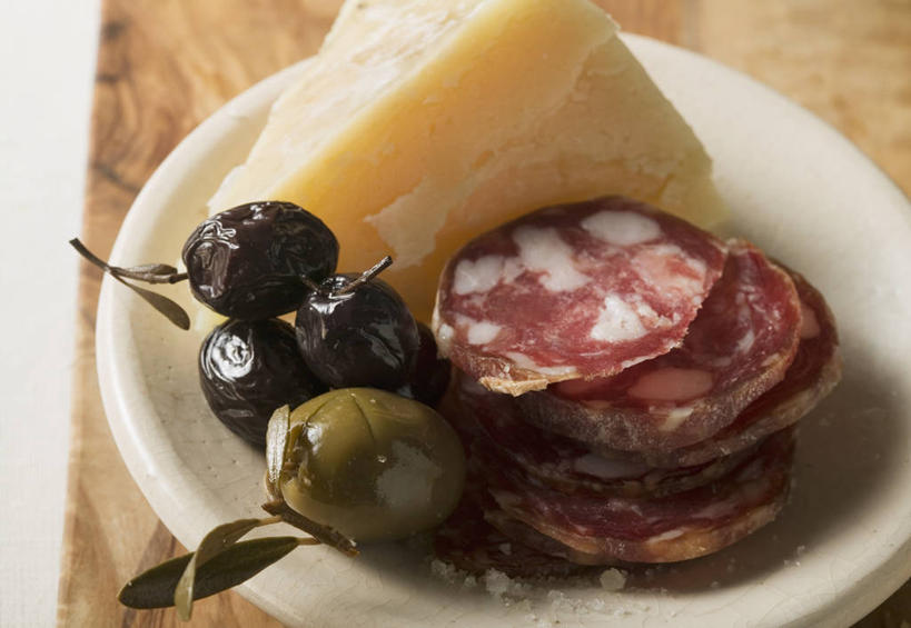 奶酪,无人,横图,俯视,室内,特写,白天,餐桌,桌子,橄榄,餐具,水果,一块,切开,阴影,新鲜,反射,碟子,盘,影子,肉,生食,香肠,干酪,起司,食品,果实,腊肠,芝士,营养,肉类,食物,一个,白色,盘子,碟,切,乳酪,摄影,有机食品,绿色食品,影棚,单个,餐台,乳制品,发酵,剖面,肉食,切面,青果,白榄,彩图,高角度拍摄,影棚拍摄,拍摄