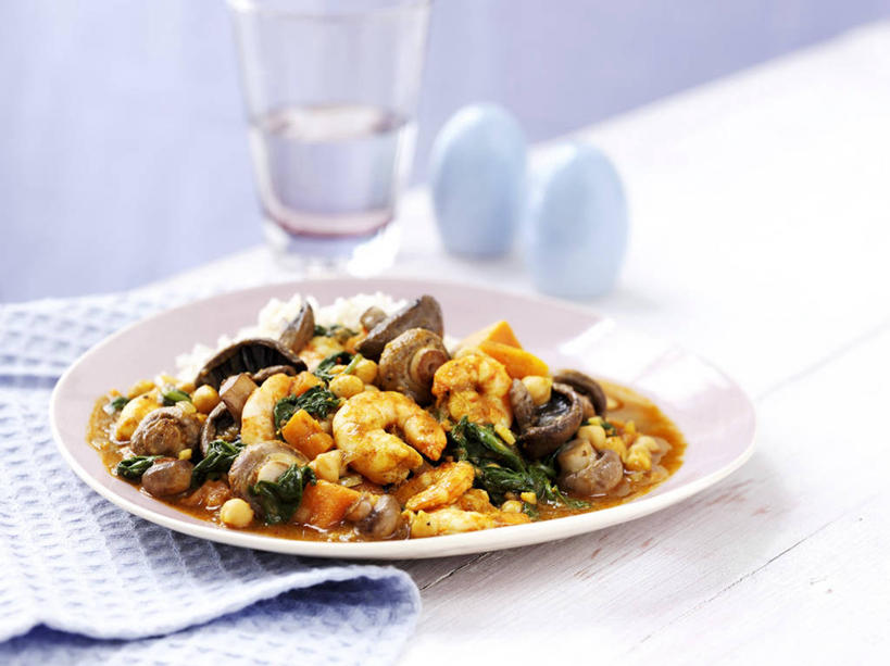 咖哩,无人,横图,俯视,室内,特写,白天,烹饪,西餐,水,餐桌,桌子,蔬菜,杯子,餐具,一堆,许多,阴影,堆叠,堆积,新鲜,反射,布料,碟子,盘,液体,影子,菌菇,蘑菇,调料,虾,料理,食品,调味品,调味料,菌类,布纹,饮用水,咖喱,菜肴,美食,大虾,玻璃制品,桌布,食物,盘子,餐巾,水杯,碟,台布,矿泉水,食用菌,西式,佳肴,有机食品,绿色食品,对虾,餐台,堆,蒸馏水,斑节虾,东方对虾,中国对虾,玻璃杯,彩图,高角度拍摄