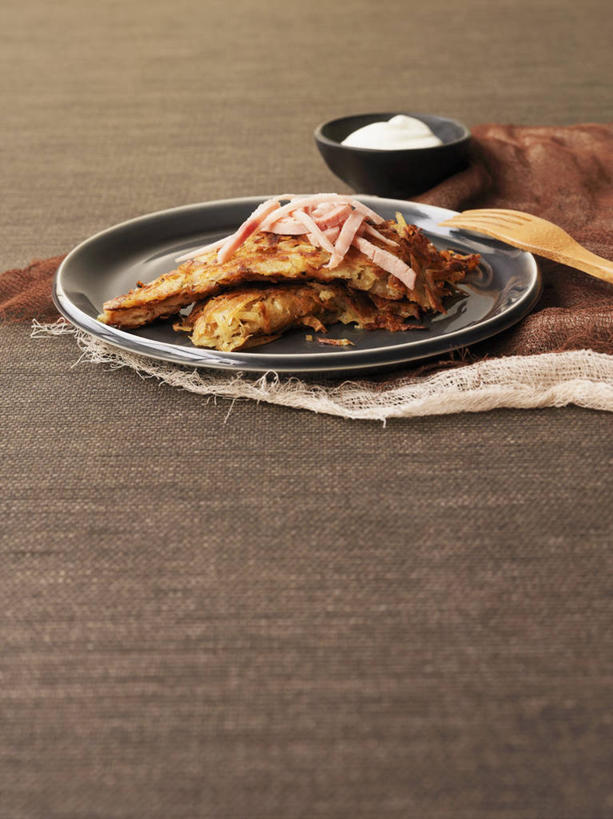 点心,无人,竖图,俯视,室内,特写,白天,餐桌,桌子,蔬菜,土豆,餐具,阴影,新鲜,反射,木制,碟子,盘,影子,肉,食品,文化,火腿,猪肉,小吃,肉类,食物,腌制,糕点,盘子,木制品,容器,碟,碗,甜食,有机食品,绿色食品,餐台,储藏,储存,薄饼,肉食,豚肉,馍馍蛋,熏制,火肉,兰熏,猪腿,法国薄饼,洋芋,山药蛋,马铃薯,彩图,高角度拍摄,贮存