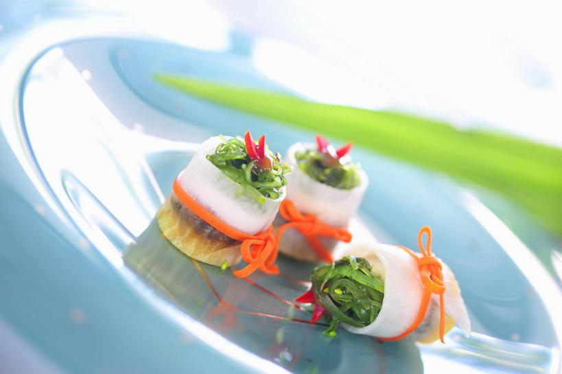 豆腐,无人,横图,俯视,室内,特写,白天,烹饪,中餐,餐桌,桌子,萝卜,胡萝卜,蔬菜,餐具,阴影,朦胧,模糊,新鲜,反射,包裹,碟子,盘,影子,海带,料理,食品,菜肴,美食,食物,一个,蓝色,盘子,碟,中式,佳肴,有机食品,绿色食品,单个,餐台,豆制品,江白菜,红萝卜,甘荀,彩图,高角度拍摄