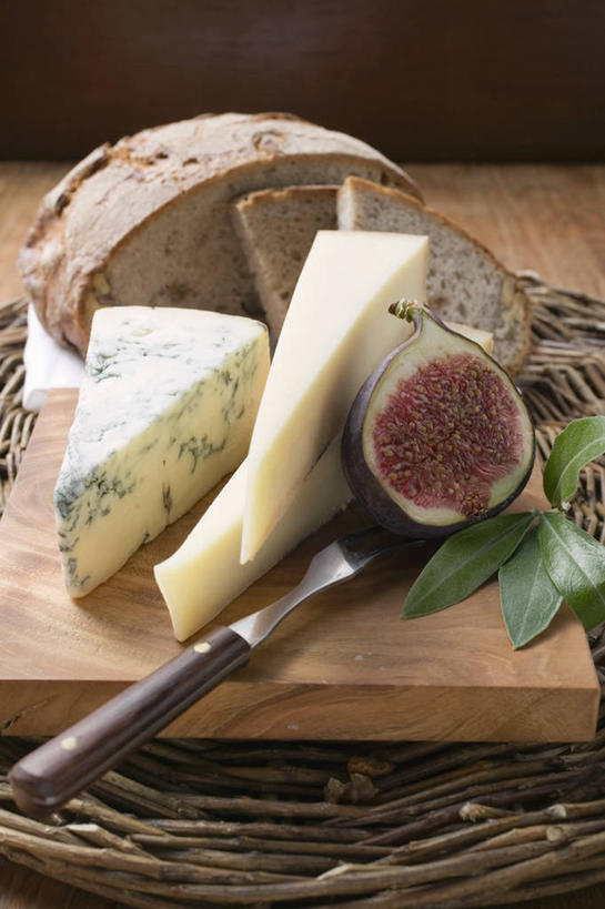 点心,面包,奶酪,无人,竖图,俯视,室内,特写,白天,餐桌,桌子,无花果,水果,许多,阴影,新鲜,反射,木制,影子,生食,干酪,起司,食品,面点,果实,案板,芝士,营养,砧板,食物,糕点,木制品,乳酪,摄影,有机食品,绿色食品,影棚,餐台,乳制品,横截面,发酵,剖面,蓝纹奶酪,斯提耳顿干酪,截面,截面图形,映日果,树地瓜,奶浆果,蜜果,彩图,高角度拍摄,影棚拍摄,拍摄