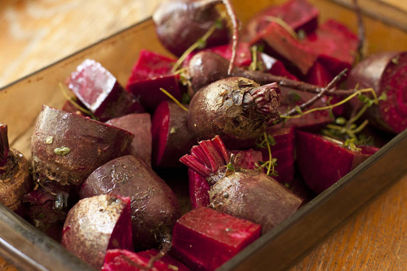 无人,横图,俯视,室内,特写,白天,餐桌,桌子,蔬菜,餐具,一堆,许多,阴影,堆叠,堆积,朦胧,模糊,新鲜,芳香,反射,碟子,盘,影子,调味,香料,佐料,食品,食物,一个,盘子,碟,香草,摄影,有机食品,绿色食品,影棚,单个,餐台,堆,吉祥,百里香,麝香草,配料,如意,勇气,作料,勇敢,根甜菜,红菜头,甜菜根,菾菜,紫菜头,糖萝卜,地椒,自尊,不屈,平安,彩图,高角度拍摄,影棚拍摄,拍摄