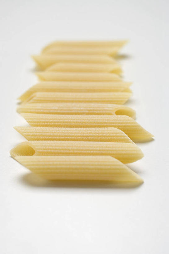 面食,通心粉,无人,竖图,俯视,室内,特写,白天,白色背景,西餐,餐桌,桌子,一排,许多,阴影,朦胧,模糊,整齐,反射,影子,面,通心面,料理,食品,食物,排列,黄色,西式,摄影,影棚,餐台,队列,彩图,高角度拍摄,影棚拍摄,拍摄