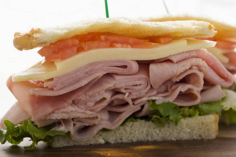 点心,面包,无人,横图,室内,特写,白天,白色背景,正面,烹饪,西餐,餐桌,桌子,蔬菜,西红柿,阴影,新鲜,反射,影子,生菜,莴苣,肉,三明治,料理,食品,面点,火腿,猪肉,菜肴,美食,肉类,食物,腌制,糕点,两个,快餐,西式,摄影,佳肴,有机食品,绿色食品,影棚,餐台,肉食,西式快餐,三文治,豚肉,取食签,春菜,鹅仔菜,莴仔菜,千金菜,叶用莴苣,熏制,火肉,兰熏,猪腿,番茄,彩图,影棚拍摄,拍摄