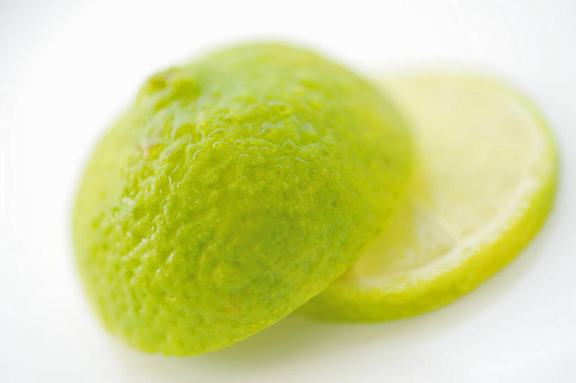 无人,横图,俯视,室内,特写,白天,白色背景,餐桌,桌子,水果,阴影,朦胧,模糊,新鲜,反射,影子,生食,食品,果实,食物,两个,摄影,有机食品,绿色食品,影棚,餐台,横截面,剖面,酸橙,代代,截面,截面图形,橙子,橙,彩图,高角度拍摄,影棚拍摄,拍摄