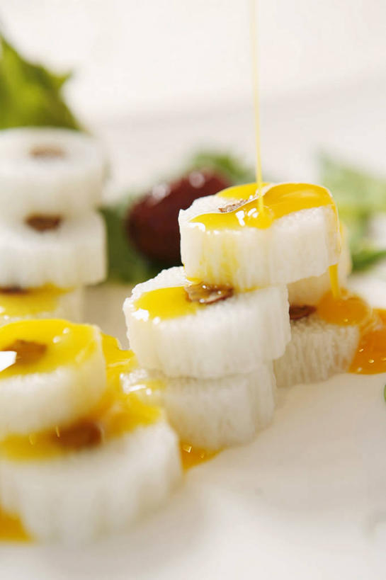 无人,竖图,俯视,室内,特写,白天,白色背景,餐桌,桌子,柠檬,水果,许多,阴影,朦胧,模糊,新鲜,反射,影子,山药,生食,食品,果实,食物,果酱,摄影,有机食品,绿色食品,影棚,餐台,枣椰子,薯蓣,怀山药,淮山药,玉延,山薯,果子酱,波斯枣,番枣,海枣,无漏子,椰枣,伊拉克枣,益母果,柠果,彩图,高角度拍摄,影棚拍摄,拍摄