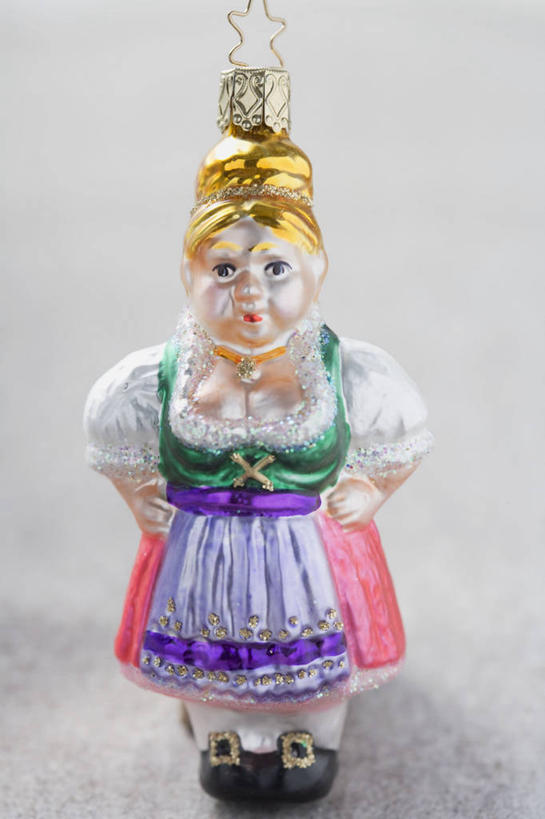 西方人,一个人,无人,站,笑,微笑,竖图,俯视,室内,特写,白天,白色背景,民族服装,裙子,游戏,桌子,静物,玩具,欧洲,欧洲人,仅一个年轻女性,仅一个女性,仅一个人,阴影,连衣裙,反射,娃娃,影子,玩,注视,娱乐,手叉腰,叉腰,观察,看,站着,休闲,益智,摄影,影棚,观看,活动,察看,双手叉腰,发泄,关注,消遣,智力,宣泄,年轻女性,女人,女性,白种人,玩耍,嬉戏,站立,彩图,高角度拍摄,全身,影棚拍摄,传统服装,民俗服,拍摄