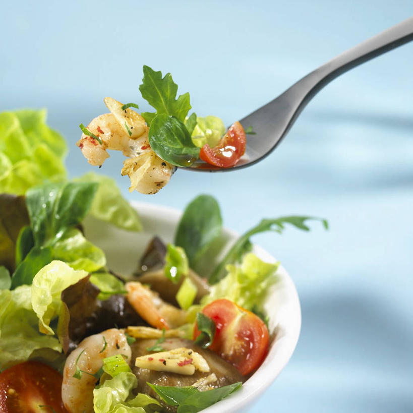 无人,方图,俯视,室内,特写,白天,餐桌,桌子,蔬菜,西红柿,小番茄,餐具,一把,一堆,许多,阴影,堆叠,堆积,蓝色背景,新鲜,反射,叉子,影子,陶瓷,香菜,生食,蔬菜沙拉,虾,沙拉,食品,陶瓷制品,色拉,沙律,大虾,食物,红色,白色,容器,碗,摄影,有机食品,绿色食品,影棚,对虾,餐台,色拉酱,储藏,堆,储存,千岛酱,餐叉,斑节虾,胡菜,香荽,原荽,园荽,芫荽,胡荽,莞荽,芫茜,芫蓿,莚葛草,莚荽菜,东方对虾,中国对虾,小西红柿,樱桃小番茄,珍珠小番茄,进餐用具,樱桃番茄,圣女果,番茄,彩图,高角度拍摄,影棚拍摄,拍摄,贮存