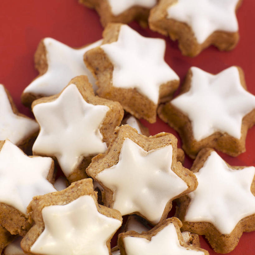 点心,无人,方图,俯视,室内,特写,白天,餐桌,桌子,一堆,许多,阴影,堆叠,堆积,红色背景,反射,影子,星星,食品,曲奇,食物,饼干,零食,星形,摄影,影棚,餐台,堆,曲奇饼,曲奇饼干,彩图,高角度拍摄,影棚拍摄,拍摄