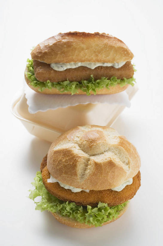 点心,面包,无人,竖图,俯视,室内,特写,白天,白色背景,烹饪,西餐,餐桌,桌子,蔬菜,阴影,新鲜,反射,影子,生菜,莴苣,调料,酱料,酱汁,肉,佐料,汉堡,美乃滋,三明治,料理,食品,面点,调味品,调味料,酱,菜肴,美食,肉类,食物,糕点,两个,快餐,西式,摄影,佳肴,有机食品,绿色食品,影棚,餐台,肉食,西式快餐,蛋黄酱,三文治,春菜,鹅仔菜,莴仔菜,千金菜,叶用莴苣,蛋黄沙拉酱,调味油,彩图,高角度拍摄,影棚拍摄,拍摄