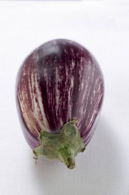 无人,竖图,俯视,室内,特写,白天,白色背景,餐桌,桌子,茄子,蔬菜,阴影,新鲜,反射,影子,食品,食物,一个,紫色,摄影,有机食品,绿色食品,影棚,单个,餐台,落苏,酪酥,昆仑瓜,矮瓜,彩图,高角度拍摄,影棚拍摄,拍摄