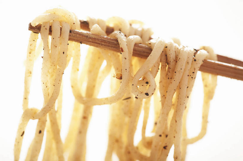 面食,面条,无人,横图,室内,特写,白天,白色背景,正面,烹饪,中餐,筷子,餐具,一双,许多,阴影,反射,影子,面,芝麻,料理,食品,文化,传统,菜肴,美食,食物,中式,摄影,佳肴,影棚,礼节,礼仪,脂麻,胡麻,白麻,巨胜子,油麻,进餐用具,彩图,影棚拍摄,拍摄