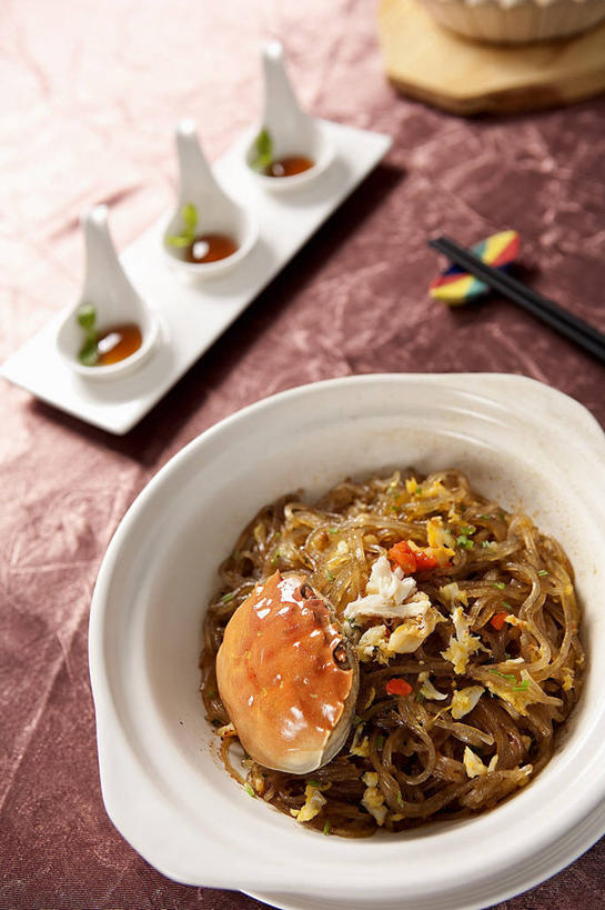 蟹,无人,竖图,俯视,室内,特写,白天,烹饪,西餐,餐桌,桌子,红薯,蔬菜,餐具,厨具,一堆,许多,阴影,堆叠,堆积,新鲜,反射,螃蟹,碟子,锅子,盘,砂锅,影子,勺子,陶瓷,山药,料理,食品,陶瓷制品,锅,菜肴,美食,食物,盘子,调羹,碟,汤匙,西式,佳肴,有机食品,绿色食品,餐台,锅具,堆,烹饪用具,薯蓣,怀山药,淮山药,玉延,山薯,烹调用具,山芋,甘薯,番薯,地瓜,烹调,彩图,高角度拍摄