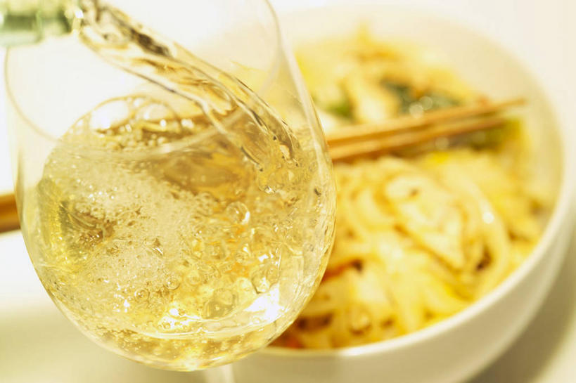 红酒,葡萄酒,无人,横图,俯视,室内,特写,白天,白色背景,烹饪,中餐,水,餐桌,筷子,桌子,杯子,餐具,一双,倒,阴影,飞溅,朦胧,模糊,溅,反射,高脚杯,液体,影子,陶瓷,水滴,料理,食品,陶瓷制品,红酒杯,白葡萄酒,酒类,文化,传统,菜肴,美食,玻璃制品,酒,水珠,食物,饮料,白色,酒杯,容器,碗,中式,摄影,佳肴,影棚,餐台,储藏,礼节,葡萄酒杯,储存,喷洒,礼仪,玻璃杯,进餐用具,彩图,高角度拍摄,影棚拍摄,拍摄,贮存