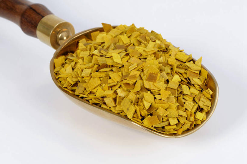 无人,横图,俯视,室内,特写,白天,白色背景,植物,餐桌,桌子,金属制品,一把,一堆,许多,阴影,堆叠,堆积,反射,金属,铲子,影子,树皮,草药,药草,中药,黄色,摄影,影棚,餐台,堆,药材,中草药,中药材,本草,彩图,高角度拍摄,影棚拍摄,拍摄