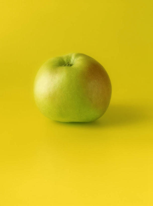 无人,竖图,俯视,室内,特写,白天,餐桌,桌子,苹果,水果,阴影,黄色背景,新鲜,反射,影子,生食,食品,果实,食物,一个,青苹果,摄影,有机食品,绿色食品,影棚,单个,餐台,彩图,高角度拍摄,影棚拍摄,拍摄