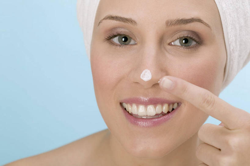 西方人,手,一个人,笑,微笑,露齿笑,横图,室内,特写,白天,正面,化妆,美容,欧洲,欧洲人,仅一个年轻女性,仅一个女性,仅一个人,护肤,指,阴影,蓝色背景,美白,反射,包裹,纺织物,润肤露,影子,注视,指点,白色,毛巾,观察,看,清洁,保养,享受,休闲,手部,放松,去角质,保健,摄影,影棚,观看,保湿,保暖,单手,察看,滋润,乳液,指向,护肤品,关注,去死皮,护肤用品,舒缓,透气,养颜,防水,去污,控油,紧肤,嫩肤,祛痘,去痘,祛角质,抗衰,再生,增白,补水,祛斑,抗皱,防皱,除皱,去皱,储水,耐磨,吸水,年轻女性,女人,女性,白种人,半身,彩图,影棚拍摄,拍摄