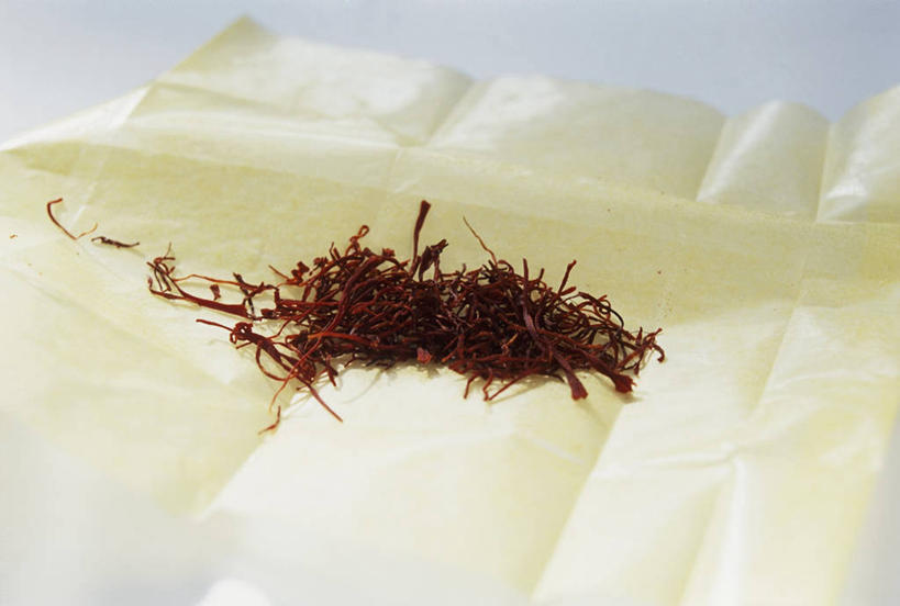 无人,横图,俯视,室内,特写,白天,白色背景,快乐,植物,餐桌,桌子,阴影,反射,包装,包装纸,影子,纸,草药,药草,纸张,藏红花,中药,红色,摄影,影棚,餐台,保护,番红花,包装材料,药材,中草药,西红花,中药材,本草,彩图,高角度拍摄,影棚拍摄,拍摄