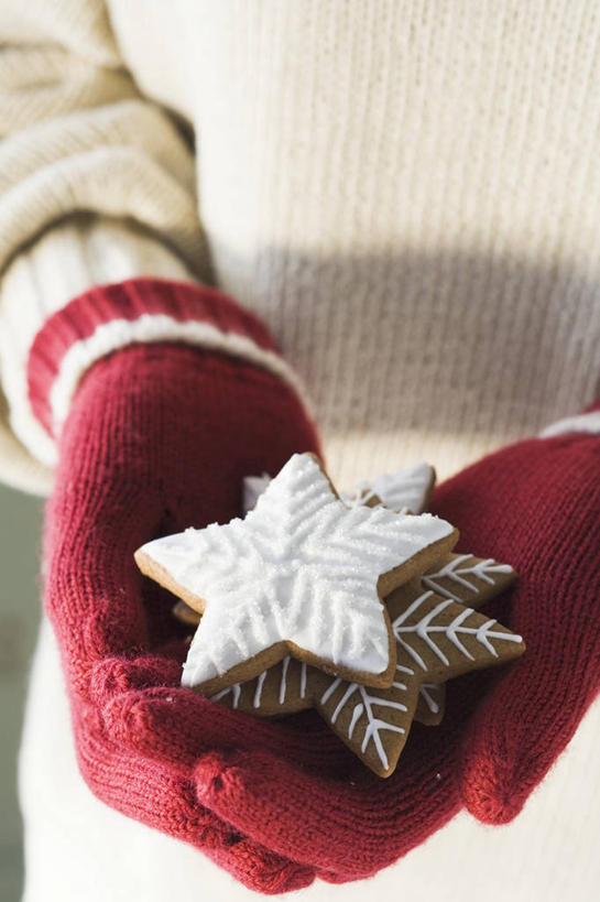 西方人,手,一个人,捧,竖图,俯视,室内,特写,白天,毛衣,欧洲,欧洲人,双手,仅一个年轻女性,仅一个女性,仅一个人,一双,阴影,服装,朦胧,模糊,装饰,反射,影子,星星,衣服,红色,白色,手套,温暖,星形,手部,服饰,保暖,华丽,点缀,衣着,御寒,穿着,线衫,五角形,衬托,美观,雅致,雅观,衣饰,年轻女性,女人,女性,白种人,五角星,端,端着,捧着,手捧,半身,彩图,高角度拍摄,绒衣,套衫,套头毛衣,线衣